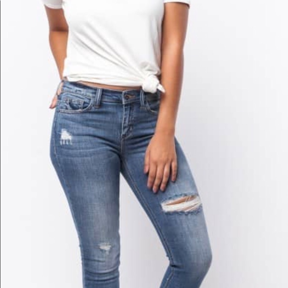 MID-RISE DISTRESSED ANKLE JEANS 👖*MAKE AN OFFER*